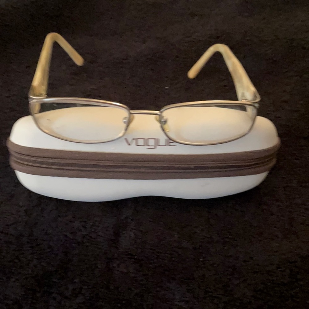 Stylish Vogue peril glasses with case